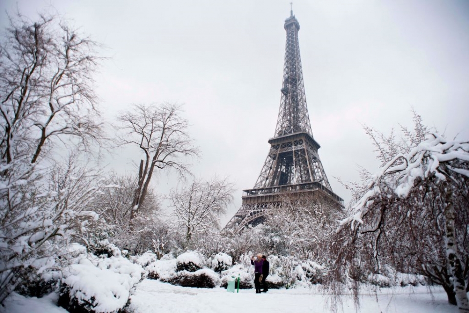  Tháp Eiffel lấp lánh giữa tuyết trắng trong tour Châu Âu mùa đông từ Quảng Ngãi