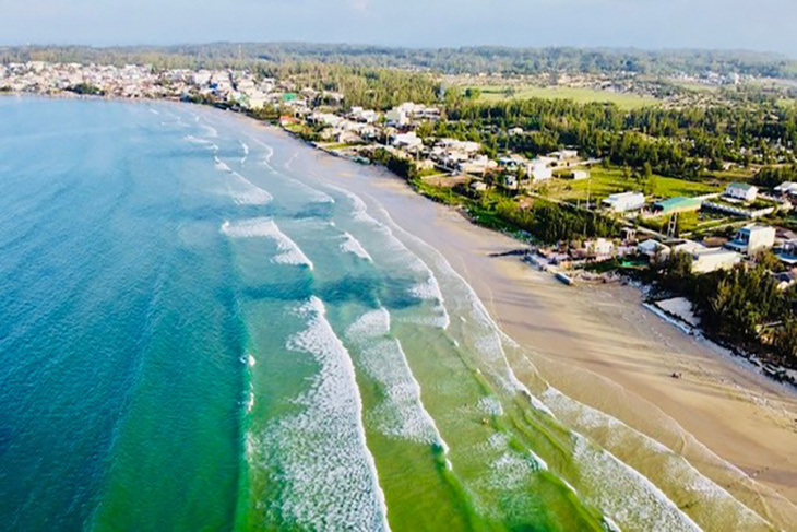 Du lịch ở bãi biển Minh Tân Quảng Ngãi trong những ngày hè 2025
