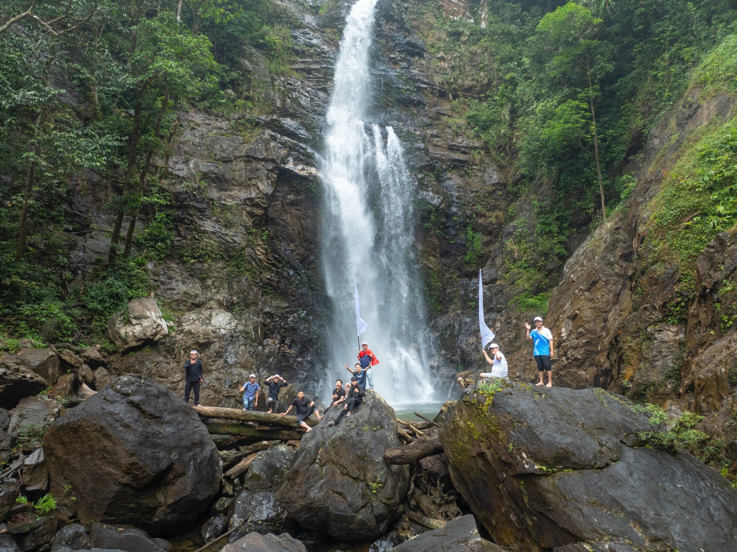 Tour trekking chinh phục thác Mờ Nanh đầu tiên ở Quảng Ngãi