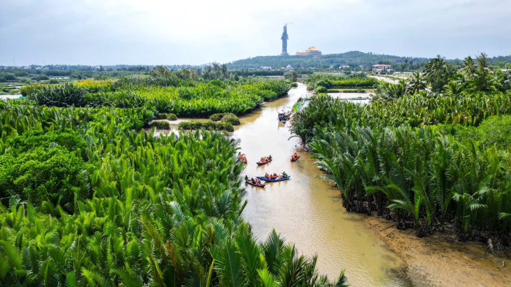 Chùa Minh Đức Quảng Ngãi nhìn từ rừng dừa Tịnh Khê