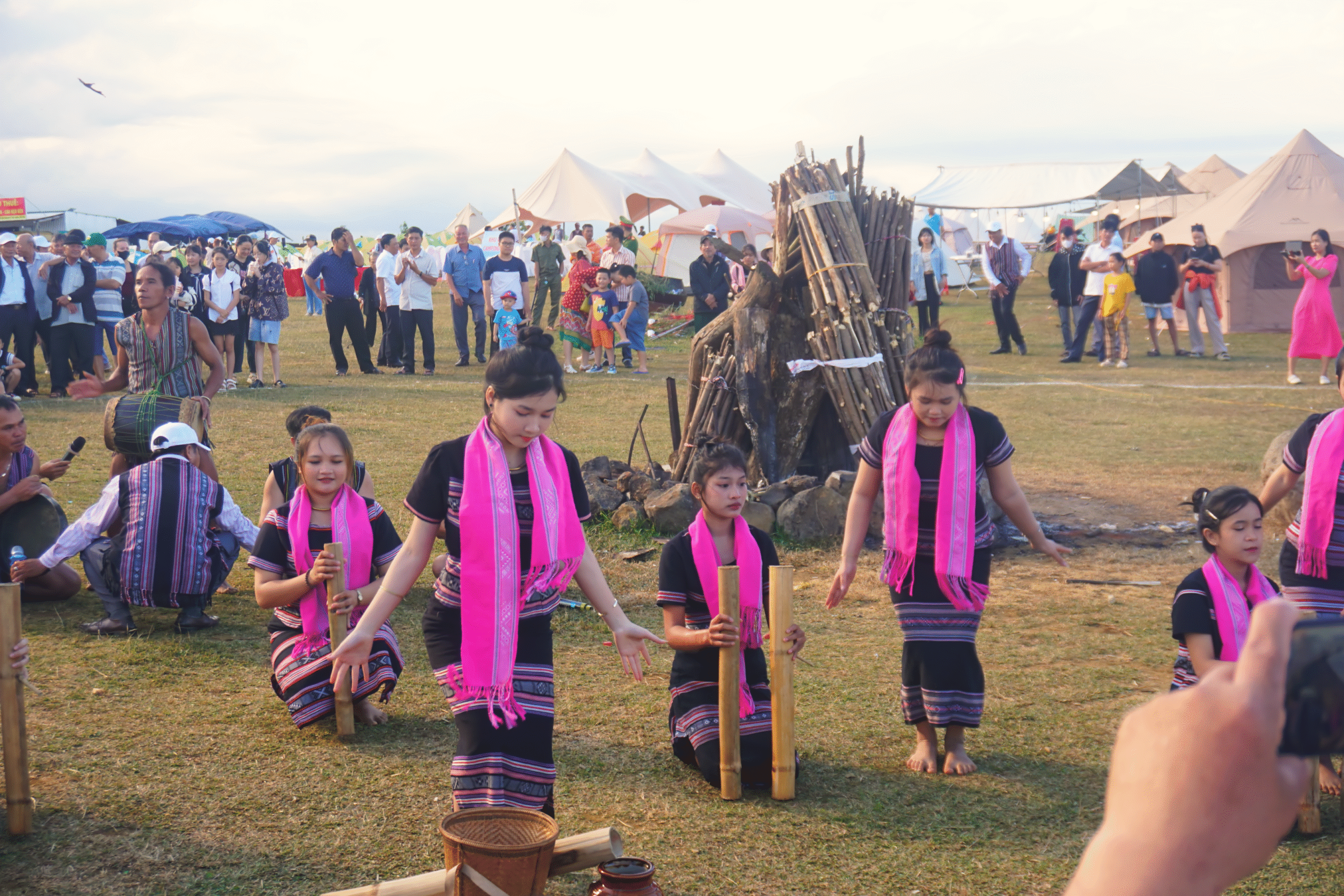 đêm nhạc chạm vào mây,du lịch thảo nguyên Bùi Hui Quảng Ngãi, săn mây Bùi Hui,camping Bùi Hui Quảng Ngãi