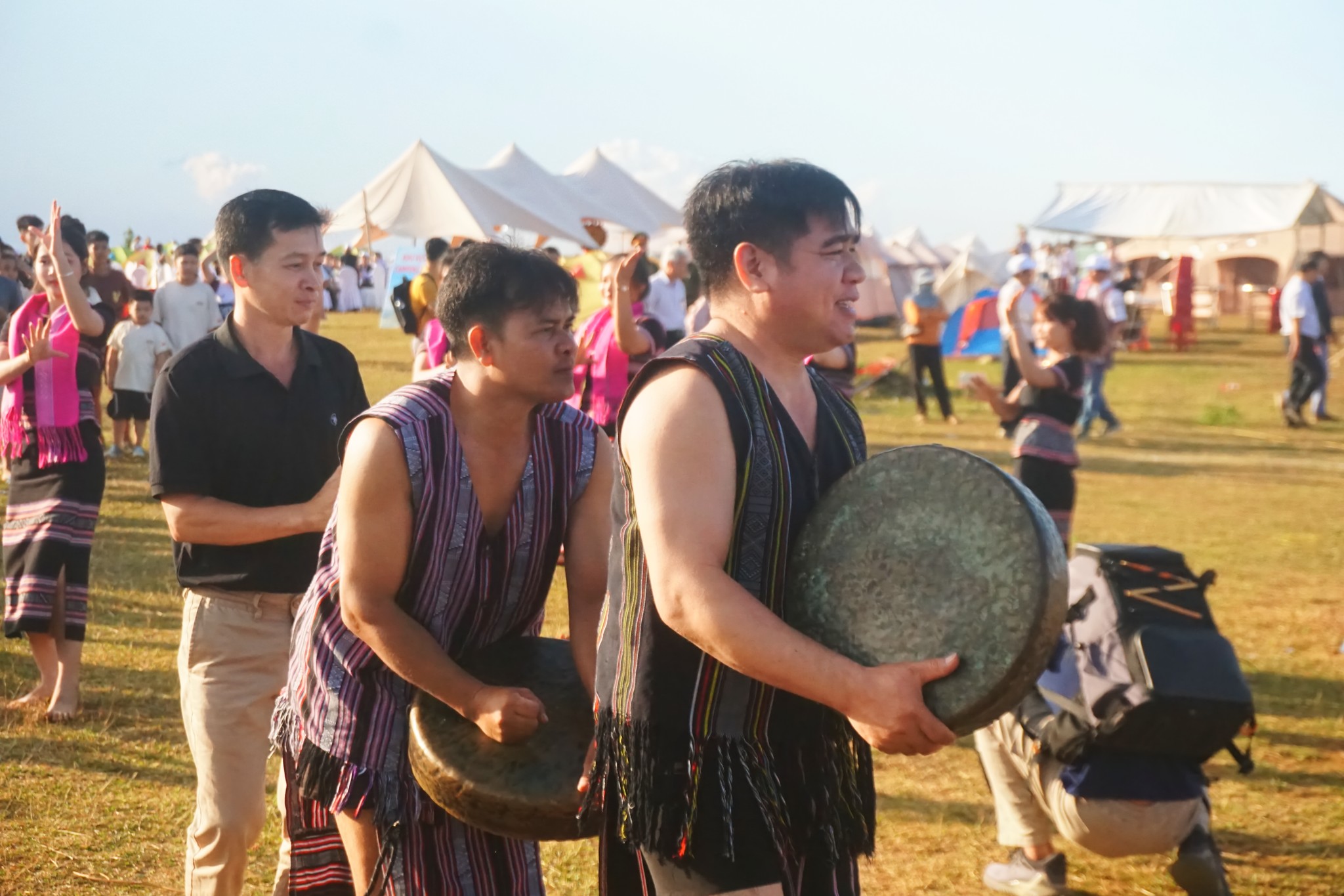 đêm nhạc chạm vào mây,du lịch thảo nguyên Bùi Hui Quảng Ngãi, săn mây Bùi Hui,camping Bùi Hui Quảng Ngãi