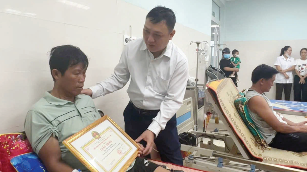 3 người đàn ông ở Lý Sơn Quảng Ngãi trở về sau 48 giờ trôi dạt