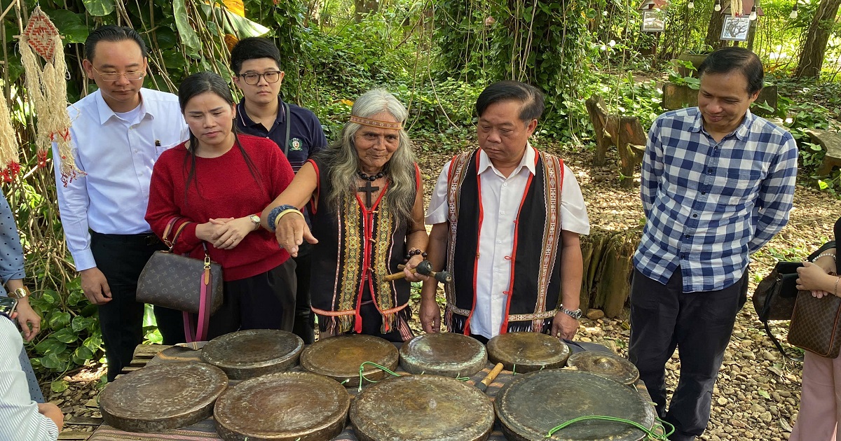 Du khách trải nghiệm văn hóa cồng chiêng tại Măng Đen Quảng Ngãi