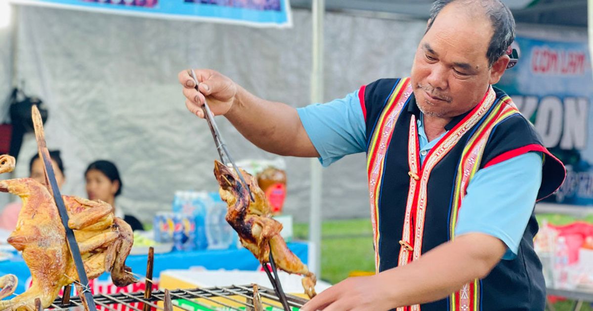 Gian hàng ẩm thực - gà nướng cơm lam